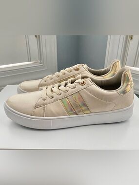 CHARLESTON SHOE CO. Cream Low-Top Sneakers with Iridescent Stripe Accents